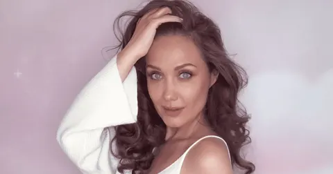 Євгенія Власова повернулася на сцену з новою версією «Вітру надії»