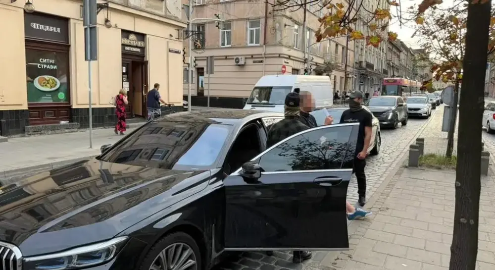Обшуки НАБУ напередодні переговорів: експерти вбачають закономірність