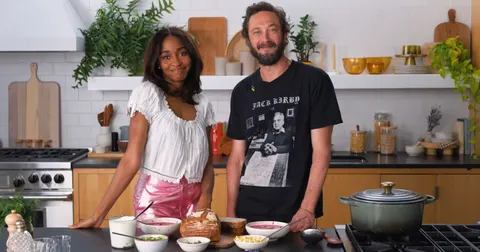 Зірки «Ведмедя» приготували український борщ для NYT Cooking