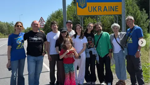 Джессі Айзенберг долучився до арттерапевтичного табору для українських дітей