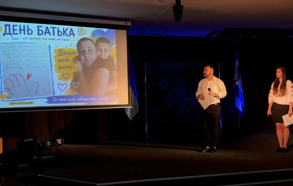 «Татові долоні тримають світ»: у Херсоні пройшов концерт до Дня батька