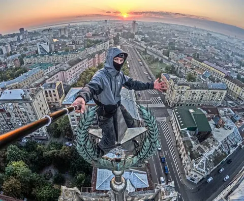 Харківські руфери зустріли світанок на даху «Будинку зі шпилем»