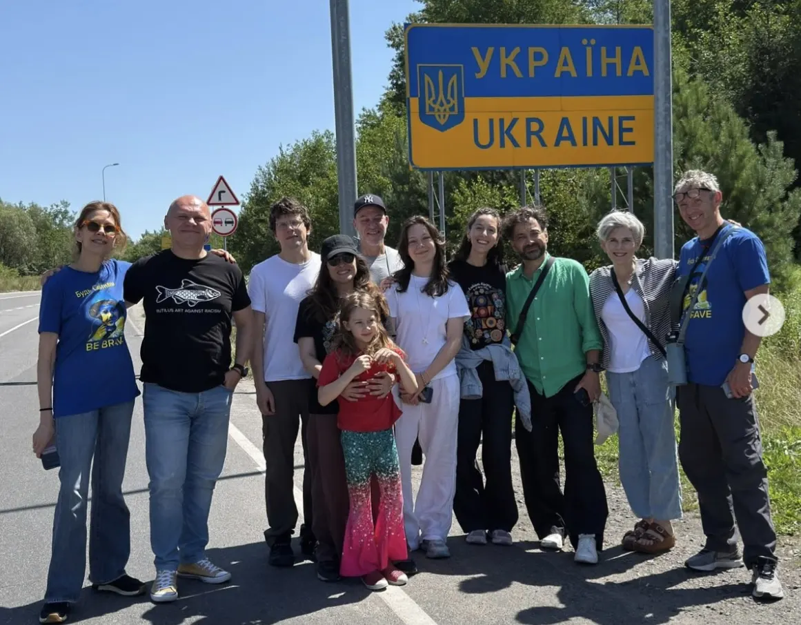Джессі Айзенберг долучився до арттерапевтичного табору на Львівщині