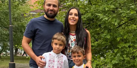 Дзвоник у час тривоги: як зірки ведуть дітей до школи